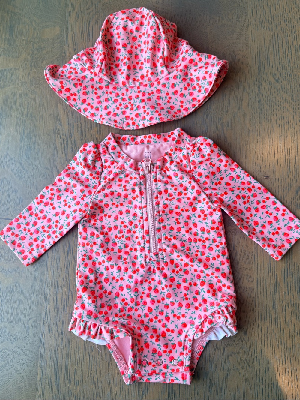 GAP - Baby Pink Strawberry Print Long-Sleeve Rashguard One-Piece with Hat 0-3 M